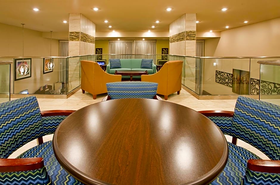Holiday Inn Express Hotel & Suites Branson 76 Central, an IHG Hotel
