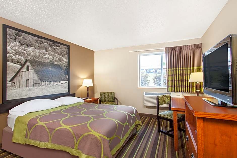 Super 8 by Wyndham Richlands/Claypool Hill Area