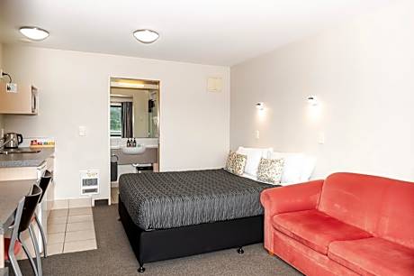 Superior Queen Studio