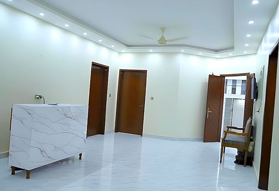 Roomi Rezidor – Karachi, TX