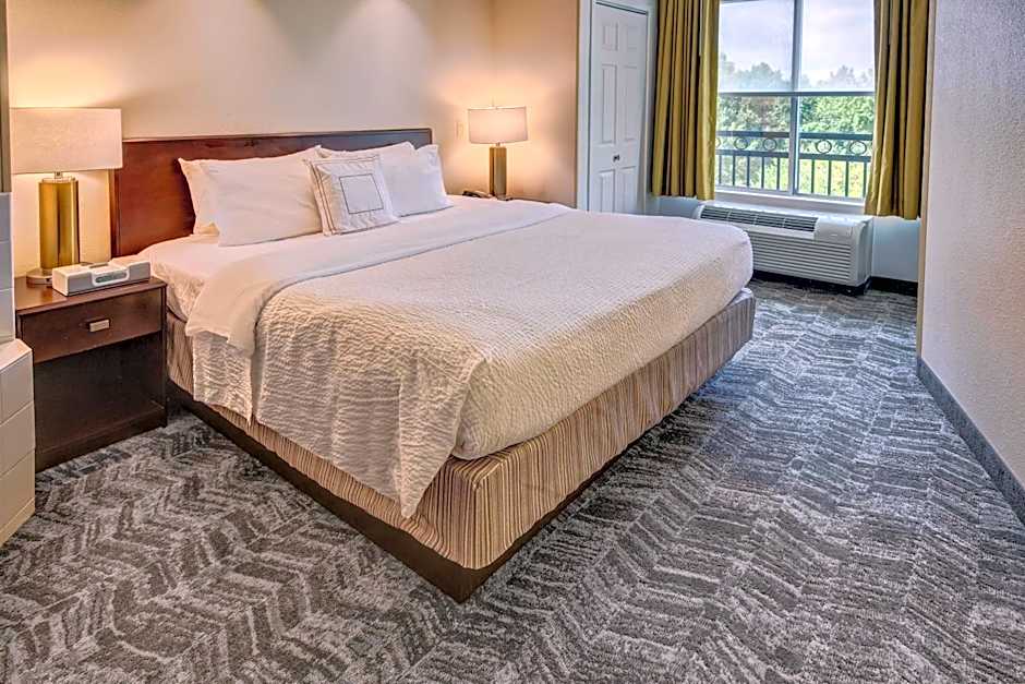 Photo 1 of 4 of 1 King Bed with Trundle Bed Suite