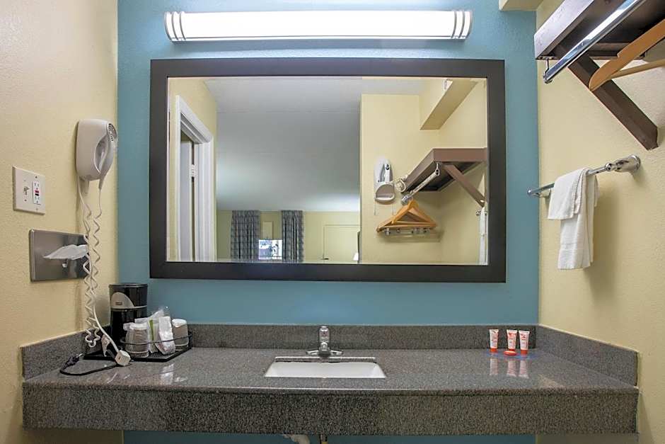 OYO Hotel Knoxville TN Cedar Bluff I-40