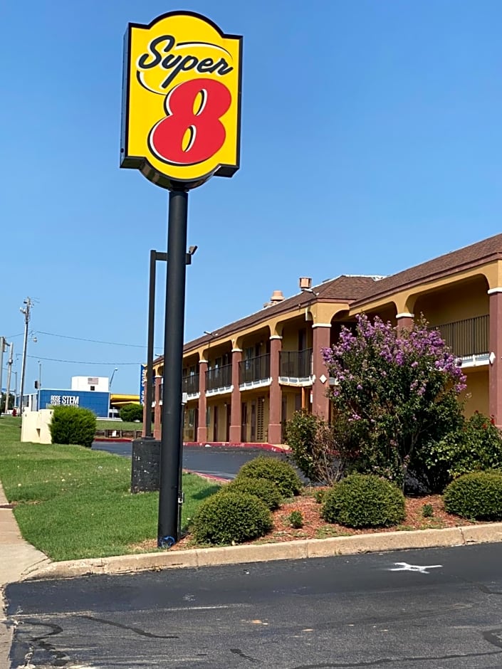 Super 8 by Wyndham Midwest City OK