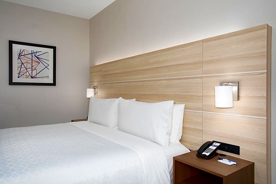 Holiday Inn Express & Suites Phoenix - Glendale Sports Dist By IHG