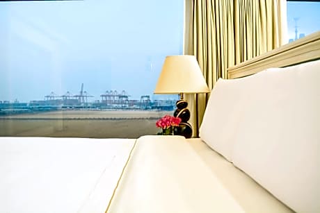 Suite with Club Lounge Access