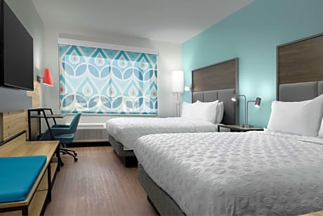 2 Queen Beds W/ Walk In Shower