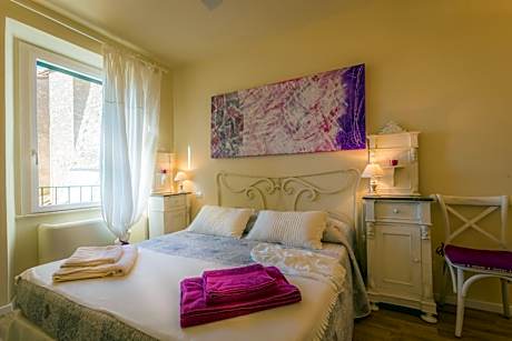 Deluxe One-Bedroom Apartment