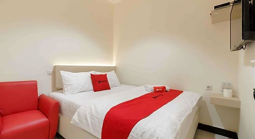 RedDoorz Plus near Millenium ICT Centre Medan 2