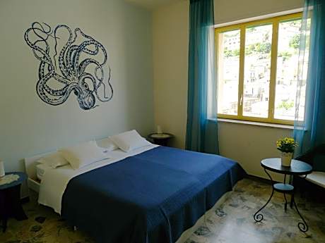 Standard Twin Room with Shared Bathroom