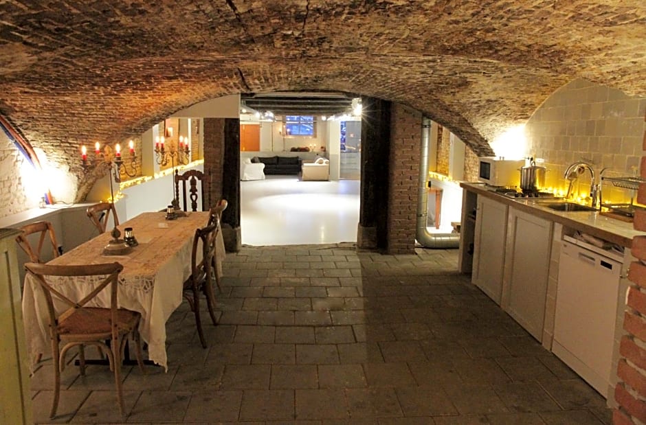 Top-notch apartment along canal in historic centre