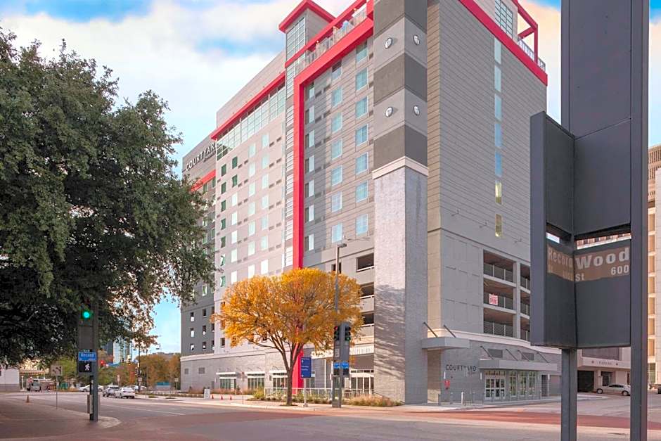 Courtyard by Marriott Dallas Downtown / Reunion District