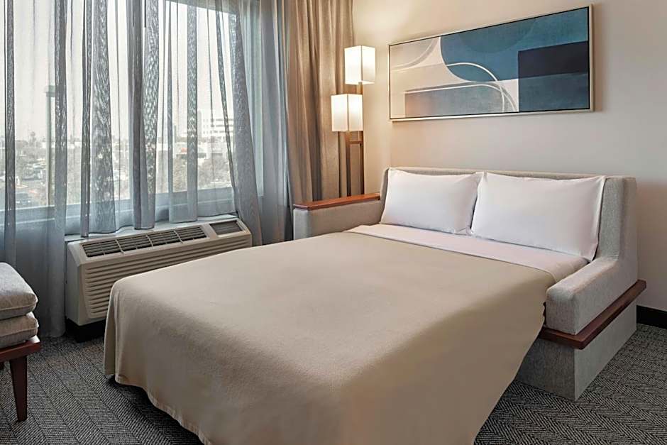 Courtyard by Marriott Long Beach Airport