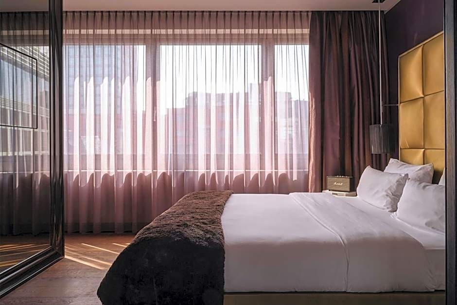 Roomers Frankfurt Central, Autograph Collection