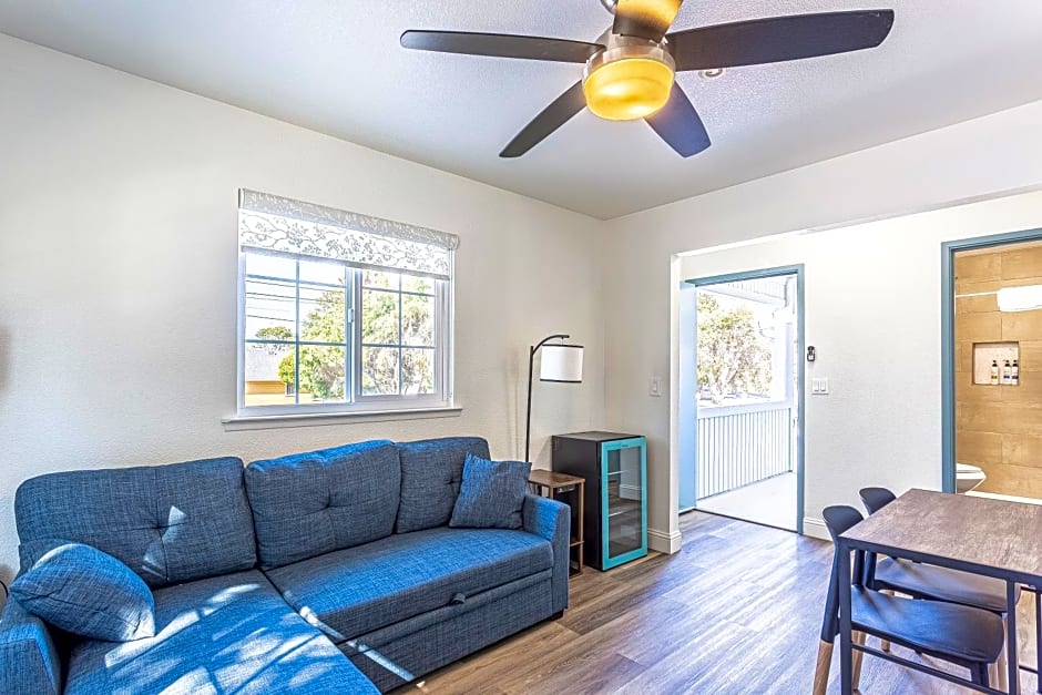 Coastal Breeze Inn