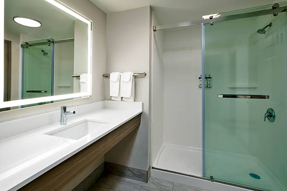 Holiday Inn Express & Suites Milwaukee NW - Park Place By IHG