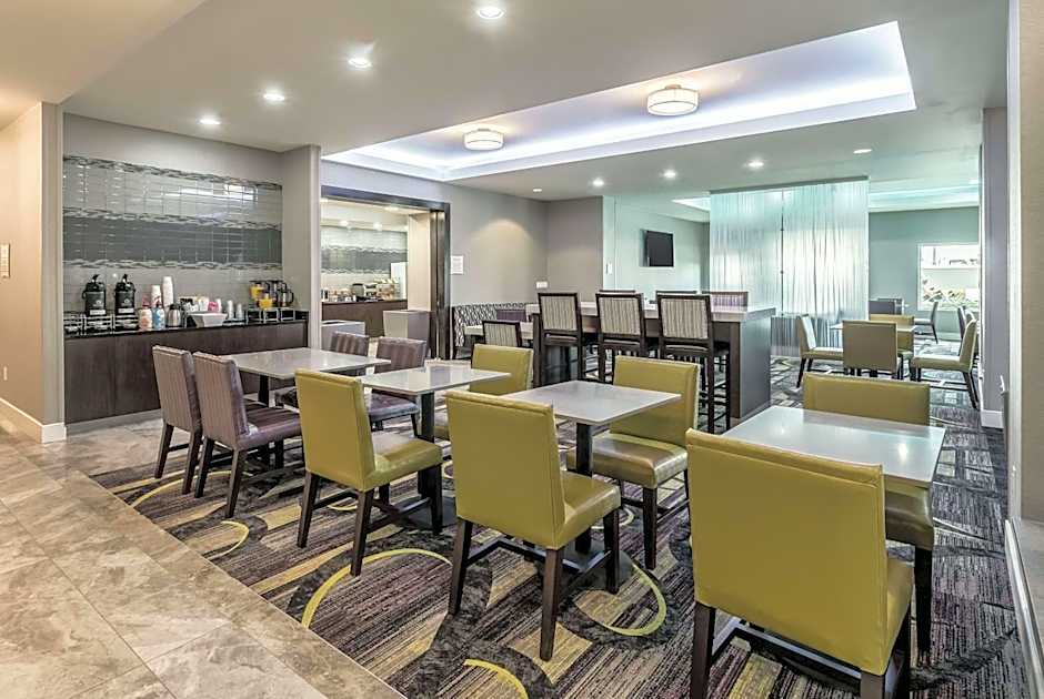 La Quinta Inn & Suites by Wyndham Arlington North Six Flags Drive