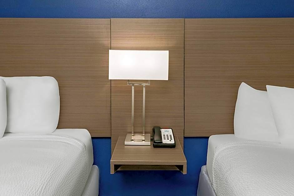 Angel Inn Near IMAX, a Travelodge by Wyndham