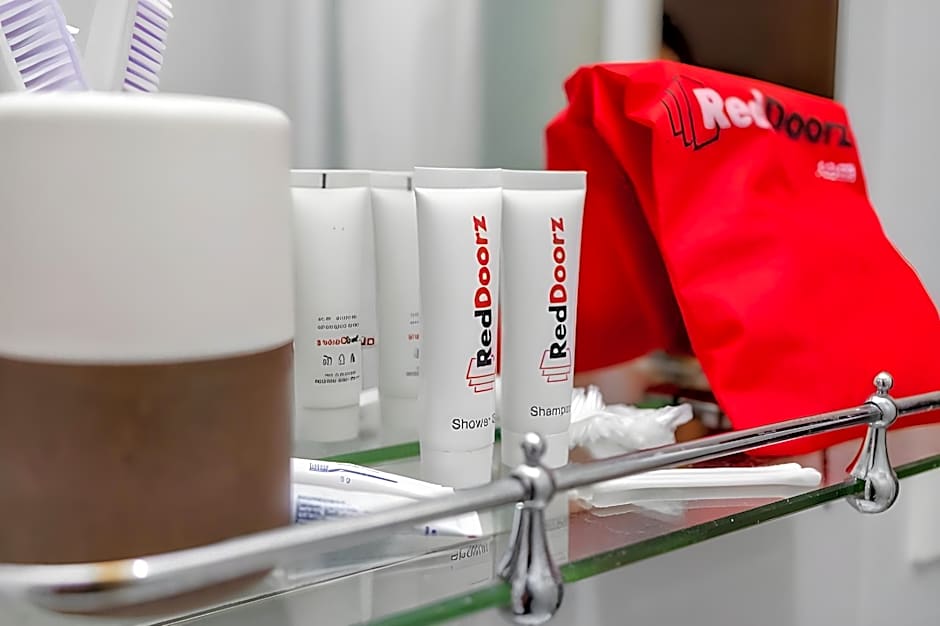 RedDoorz Plus @ Cipete Damai