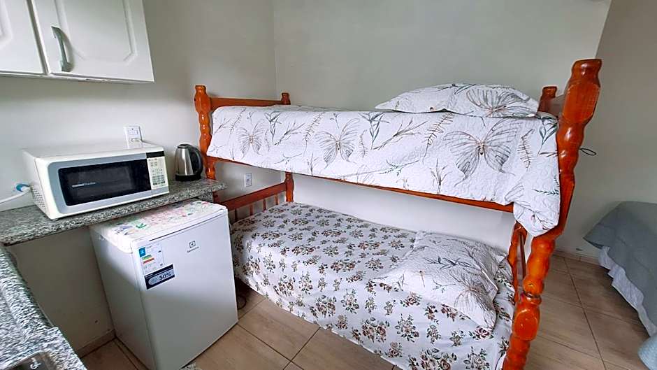 KITNET S1 em TORRES-RS - Na mais bela praia Gaúcha - Cozinha - Banheiro - Ar condicionado - TV e Wi-Fi - Estacionamento - Anfitriã Superhost no BnB