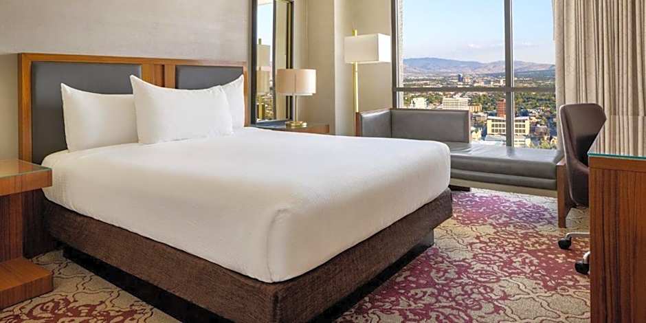 Zdjęcie 1 z 4 — Luxury 1 King Bed, Nonsmoking