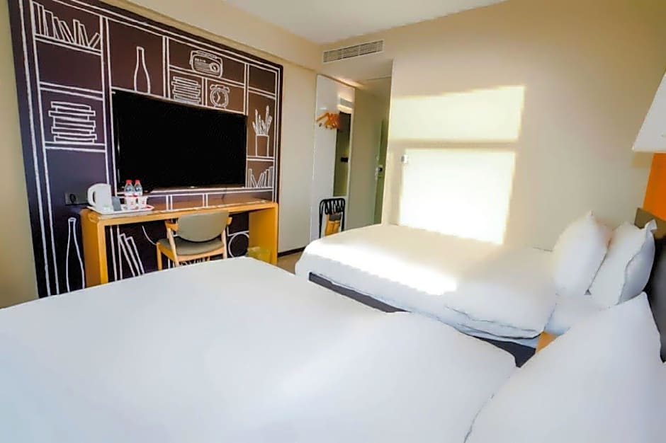 ibis Jiayuguan Railway Station Hotel