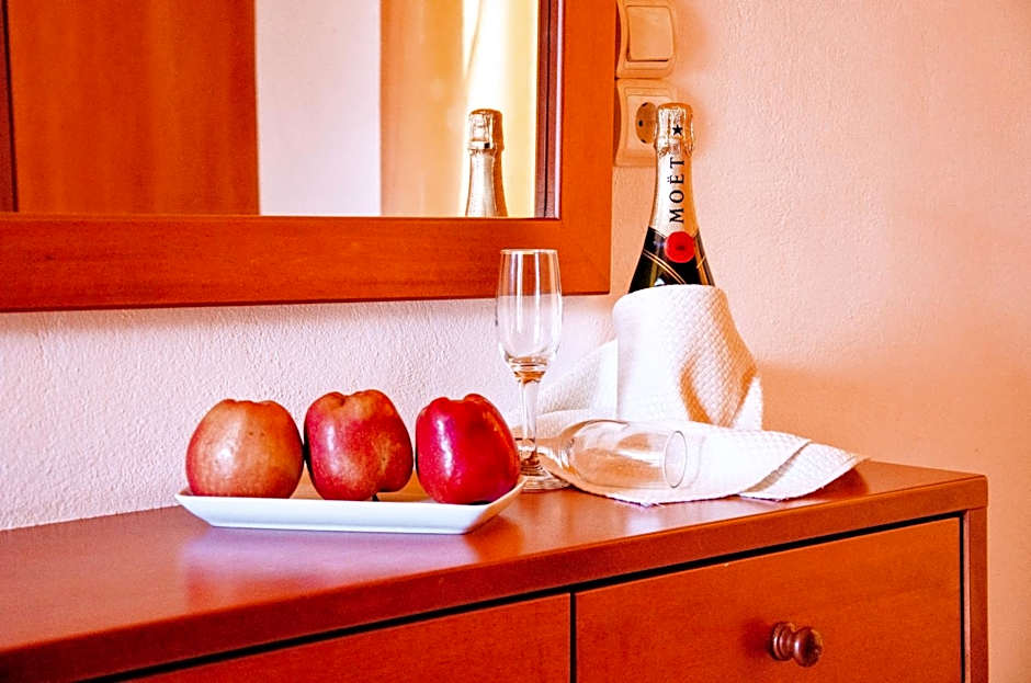 Yiannis Manos Hotel Resort