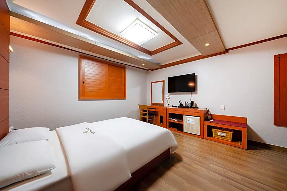 Metro Pol Tourist Hotel