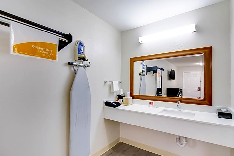 Super 8 by Wyndham Palestine TX