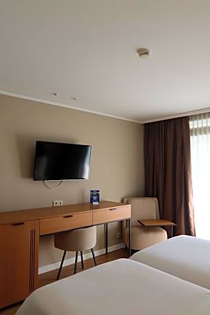 Family Room (2 Adults + 1 Child)