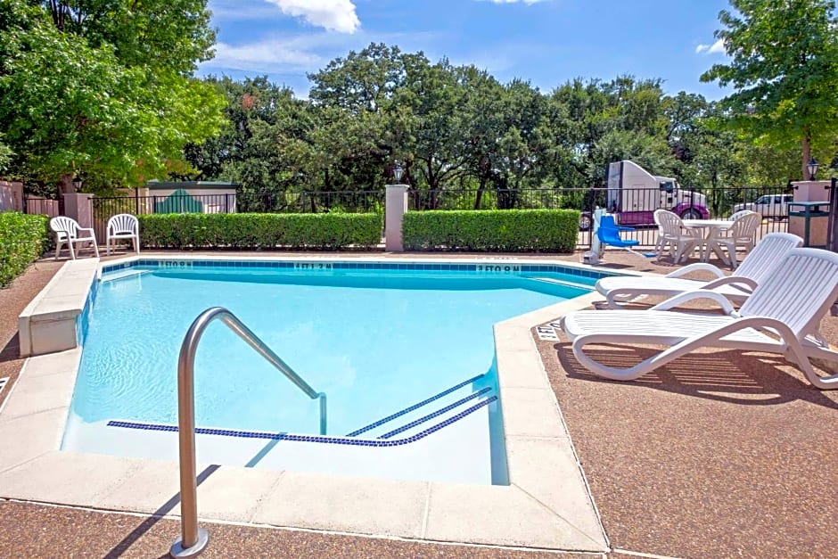 Holiday Inn Express & Suites Arlington North – Stadium Area by IHG