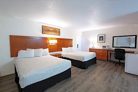 1 King Bed and 2 Queen Beds, 1-Bedroom Suite, Non-Smoking