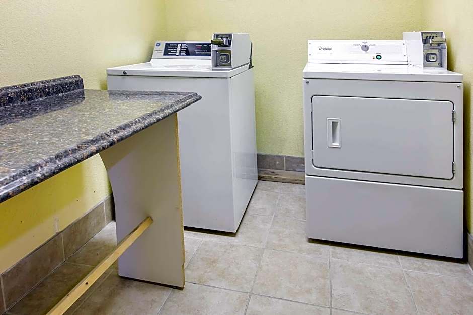 Days Inn & Suites by Wyndham Pryor