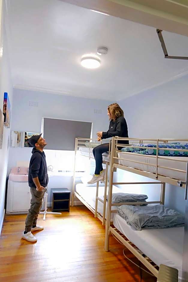 Pint On Punt Backpackers