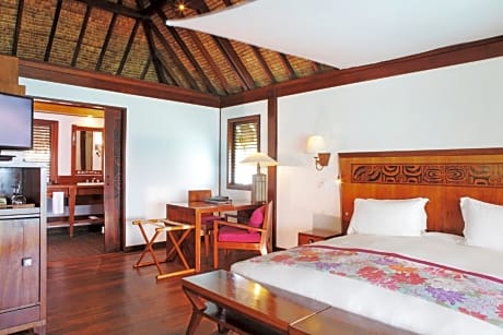 Luxury Lodge Bungalow with King Bed and Ocean View