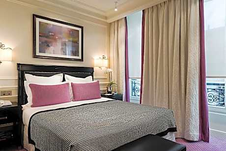 Standard Double Room (Queen bed & bath)