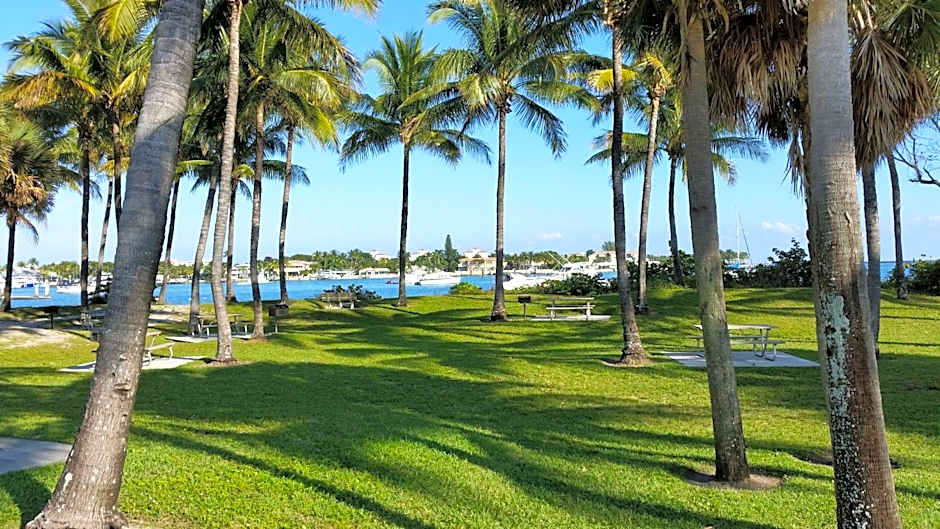Lago Mar Motel and Apartments