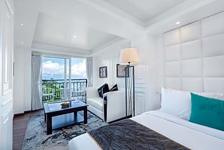 Premium View Room with Balcony & Bathtub