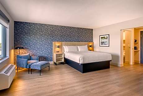 King Suite with Sofa - Corner Room/Non-Smoking