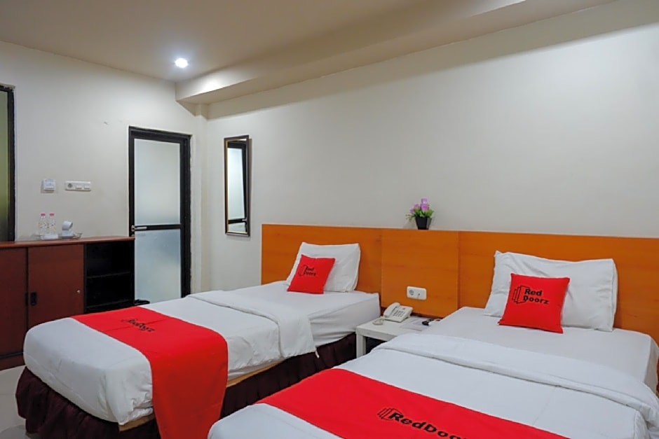 RedDoorz Plus @ Cameloan Hotel Palu