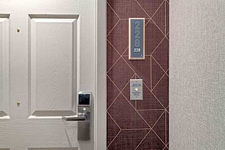 Suite with Two Queen Beds and Tub - Mobility and Hearing Accessible