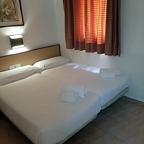 Budget Triple Room with Shared Bathroom