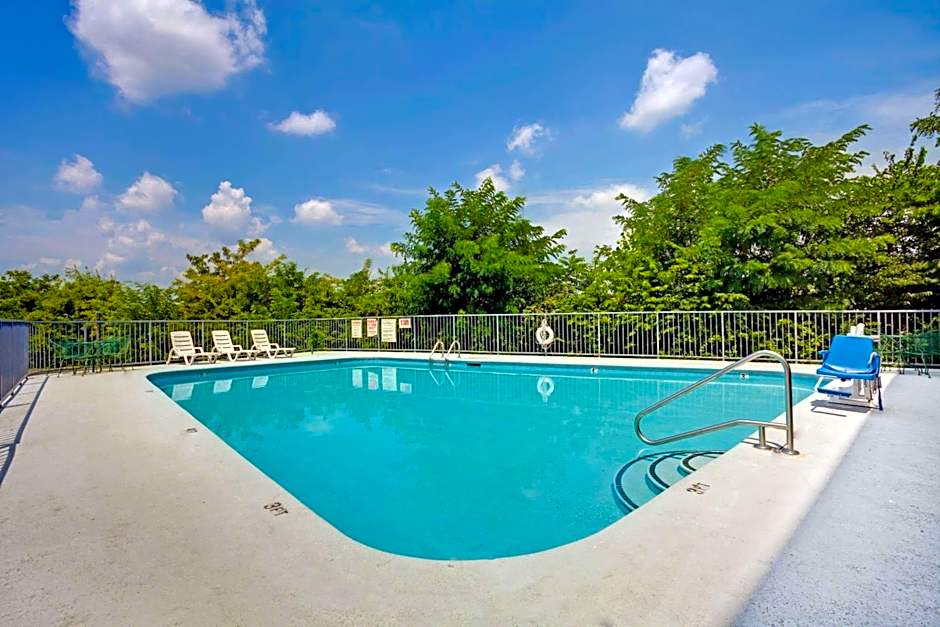 Super 8 by Wyndham Nashville/ Dntn/ Opryland Area