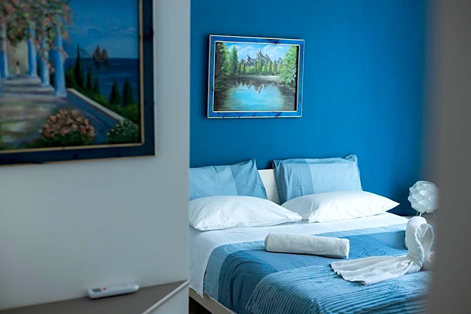 PalerMonAmour Art Gallery Suite