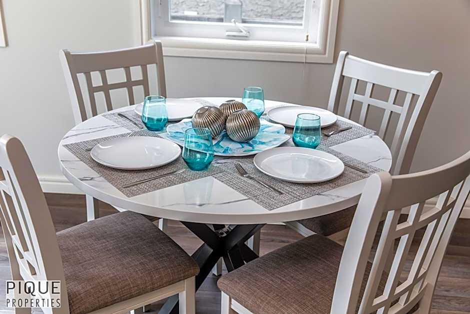 LUXURIOUS 6 Bed Home I Fireplace I near Sports Park I with Double Garage & Fast WiFi!