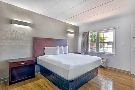 1 King Bed | Mobil Access Tub Nsmk Sofabed