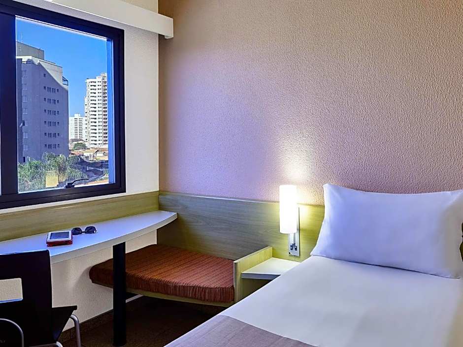 Ibis Taubate