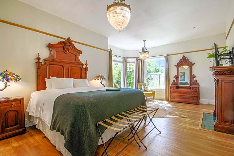 Cedar Gables Inn
