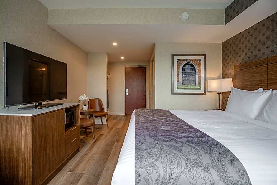 Monte Carlo Inns Oakville Suites