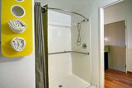 1 King Bed | Non-Smoking
