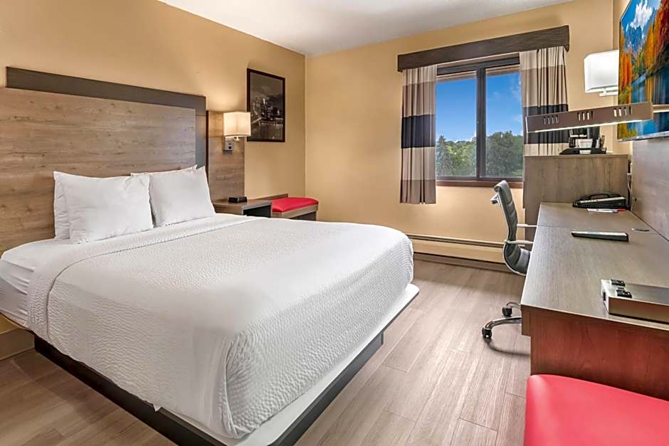 Ramada by Wyndham Minneapolis Golden Valley